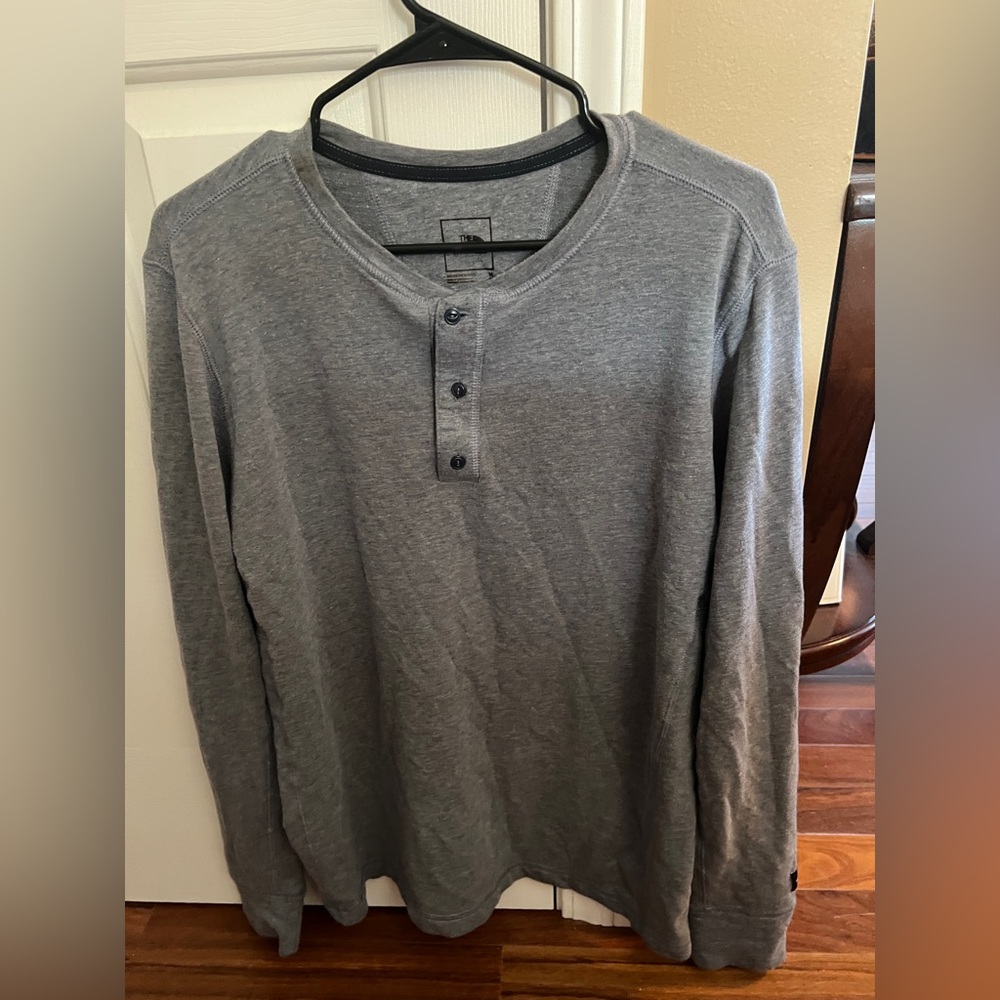 The North Face Men’s LS henley, size Medium in Heather grey color